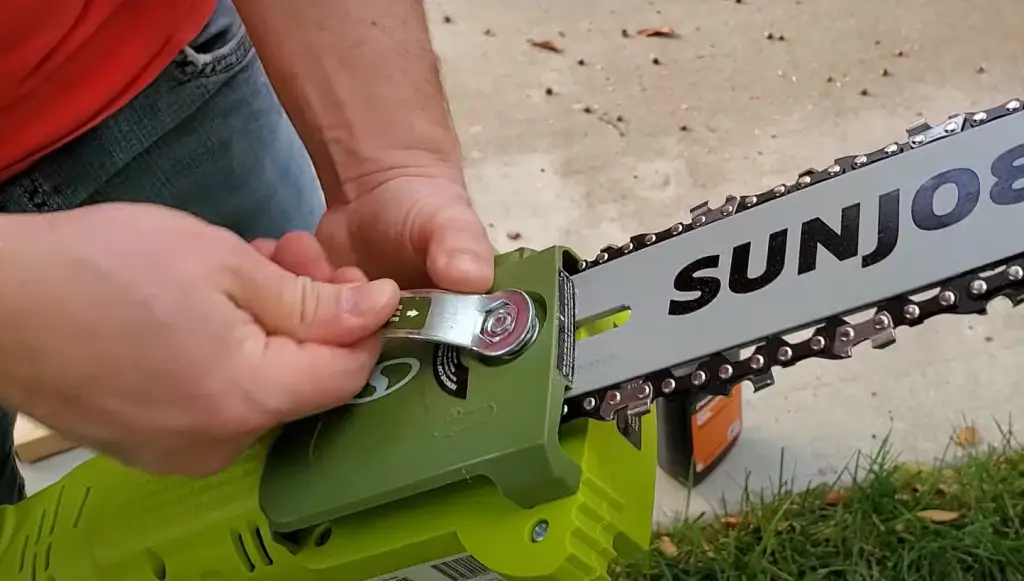 What is the difference between a pole saw and a pole pruner?