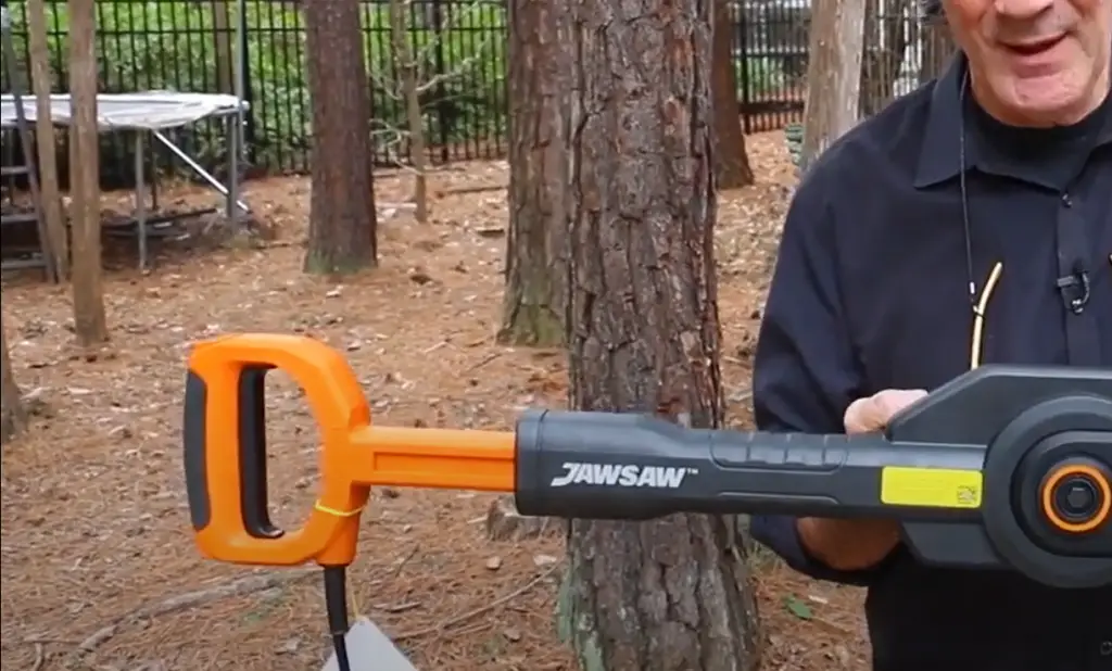 How a chainsaw works