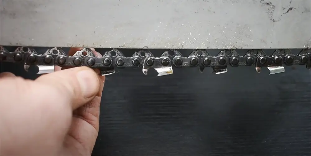 What is the correct chainsaw chain tension?