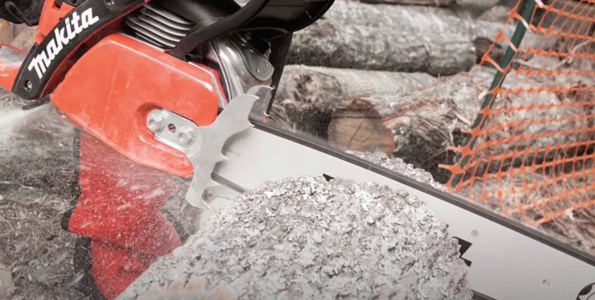 Hedge Trimmer vs. Chainsaw What’s the Difference? PoleSawGuide